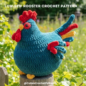 Puede incluir: Un gallo de ganchillo hecho a mano en azul turquesa, rojo y amarillo. El gallo está posado en un poste de madera, con el texto "LOW-SEW ROOSTER CROCHET PATTERN" en la parte superior. Tiene cresta y barbilla rojas, y patas amarillas.