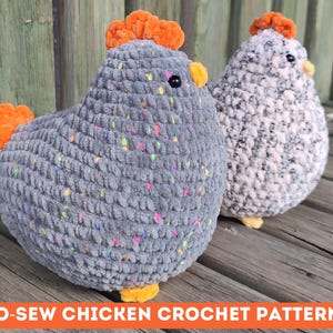 Könnte beinhalten: Zwei handgefertigte Häkelhühner. Eines ist grau mit bunten Flecken, das andere ist weiß und grau. Beide haben orangefarbene Kämme und Kehllappen, schwarze Augen und gelbe Füße. Der Text "NO-SEW CHICKEN CROCHET PATTERNS" steht unten.