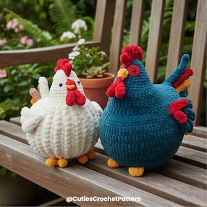 Może przedstawiać: Dwie szydełkowe figurki kurczaka. Jedna jest biała, druga turkusowa. Obie mają czerwone grzebienie i korale, ż&oacute;łte dzioby i stopy. Kurczaki siedzą na drewnianej ławce. Tekst "@CutiesCrochetPattern" znajduje się na dole.