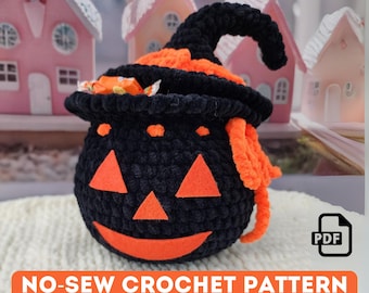 Op de afbeelding: Haakpatroon voor een zwarte en oranje pompoenvormige Halloween-snoepjeshouder. Het patroon is beschikbaar als PDF-download.