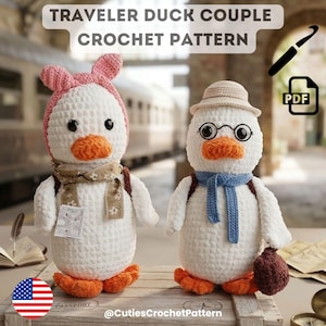 Op de afbeelding: Twee witte gehaakte eendpoppen, een met een roze hoed en sjaal, de andere met een hoed en bril. Beide hebben oranje snavels en voeten, en kleine rugzakken. De tekst luidt "TRAVELER DUCK COUPLE CROCHET PATTERN".