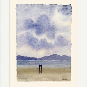 Dipinto originale ad acquerello su carta fatta a mano con bordi frastagliati, coppia e cane sulla spiaggia di Anglesey, montato su cornice da 12 x 10 pollici di G. Heaton