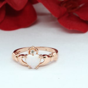 Anillo Claddagh de oro rosa: ópalo de corazón, diamante simulado, plata de ley