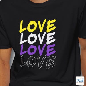 Może przedstawiać: Czarna koszulka z napisem "LOVE" w kolorze żółtym, białym i fioletowym. Słowo jest powtórzone cztery razy, ułożone pionowo. Koszulka ma okrągły dekolt i krótkie rękawy. Tekst jest w odważnym, odręcznym stylu.