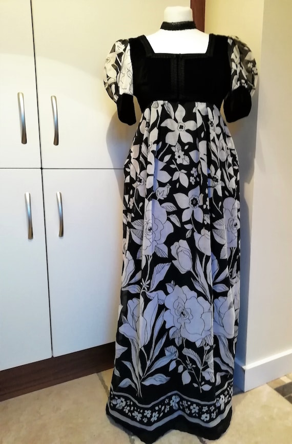 Original One of a Kind 1970's Smock Maxi Monochrom