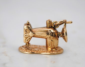 Vintage 9ct gold sewing machine charm