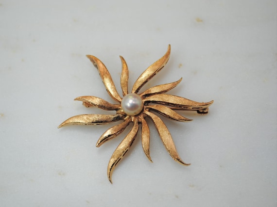 Vintage gold star burst sun brooch with pearl - image 1