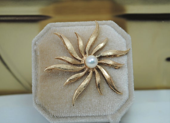 Vintage gold star burst sun brooch with pearl - image 2