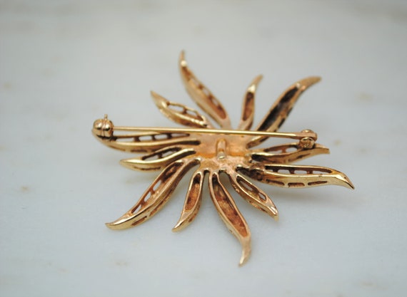 Vintage gold star burst sun brooch with pearl - image 4