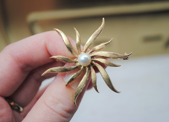 Vintage gold star burst sun brooch with pearl - image 5