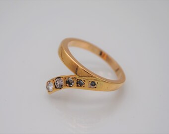 Vintage Yellow Metal Ring With Diamonds