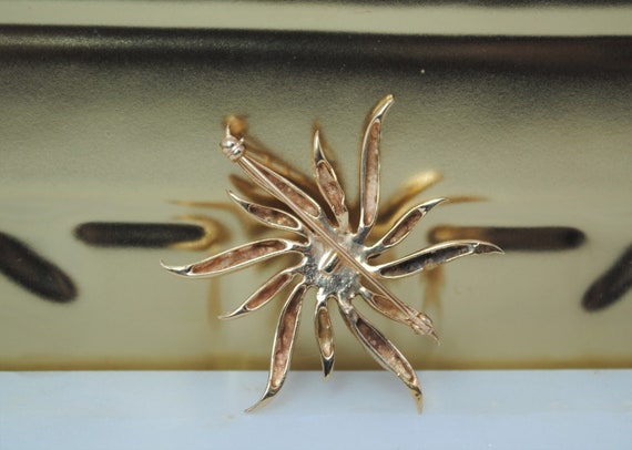 Vintage gold star burst sun brooch with pearl - image 3