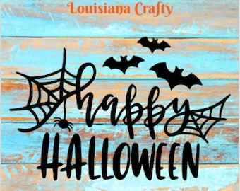 Könnte beinhalten: Schwarz-weißes Grafikdesign auf blauem Holzgrund. Das Design sagt "Happy Halloween" mit Fledermäusen und Spinnweben.