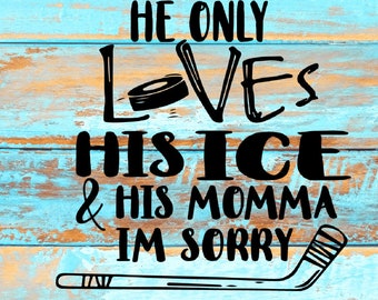 Hockey Mom SVG: Er liebt Eis, lustiges Sportzitat (digitaler Download)