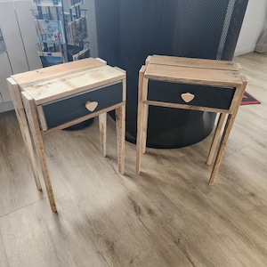 Comodino in legno di pallet con cassetto nero e gambe affusolate