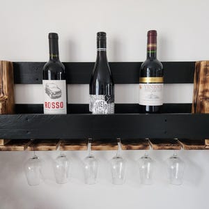 Handgemaakt wijnrek voor aan de muur, gemaakt van gebrand hout en zwarte gerecyclede pallets, hangende glazen, rustieke stijl, milieuvriendelijk meubilair, bar.