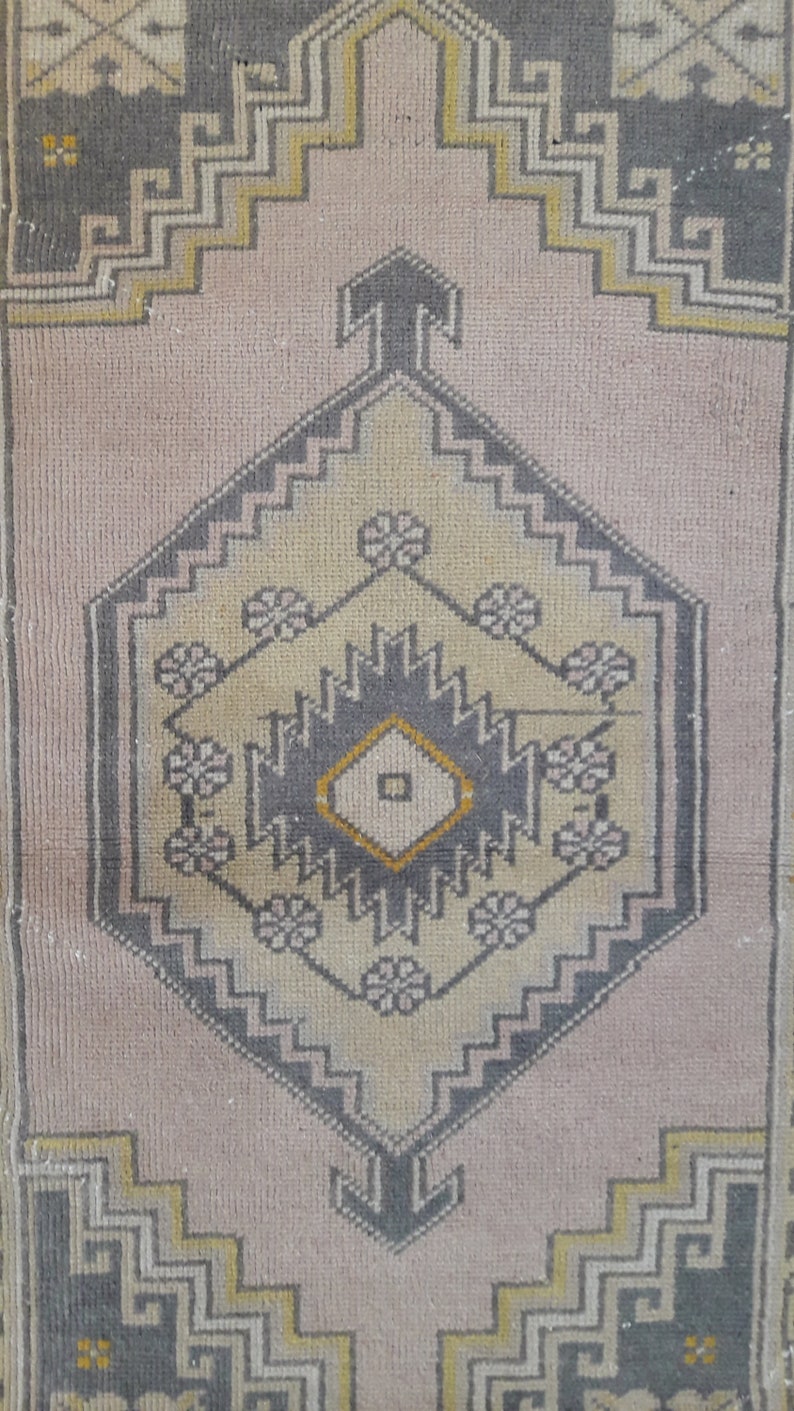MEDIUM VINTAGE RUG About 3/'7 x 6 ft