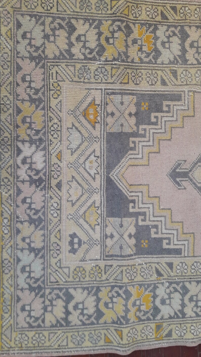 MEDIUM VINTAGE RUG About 3/'7 x 6 ft