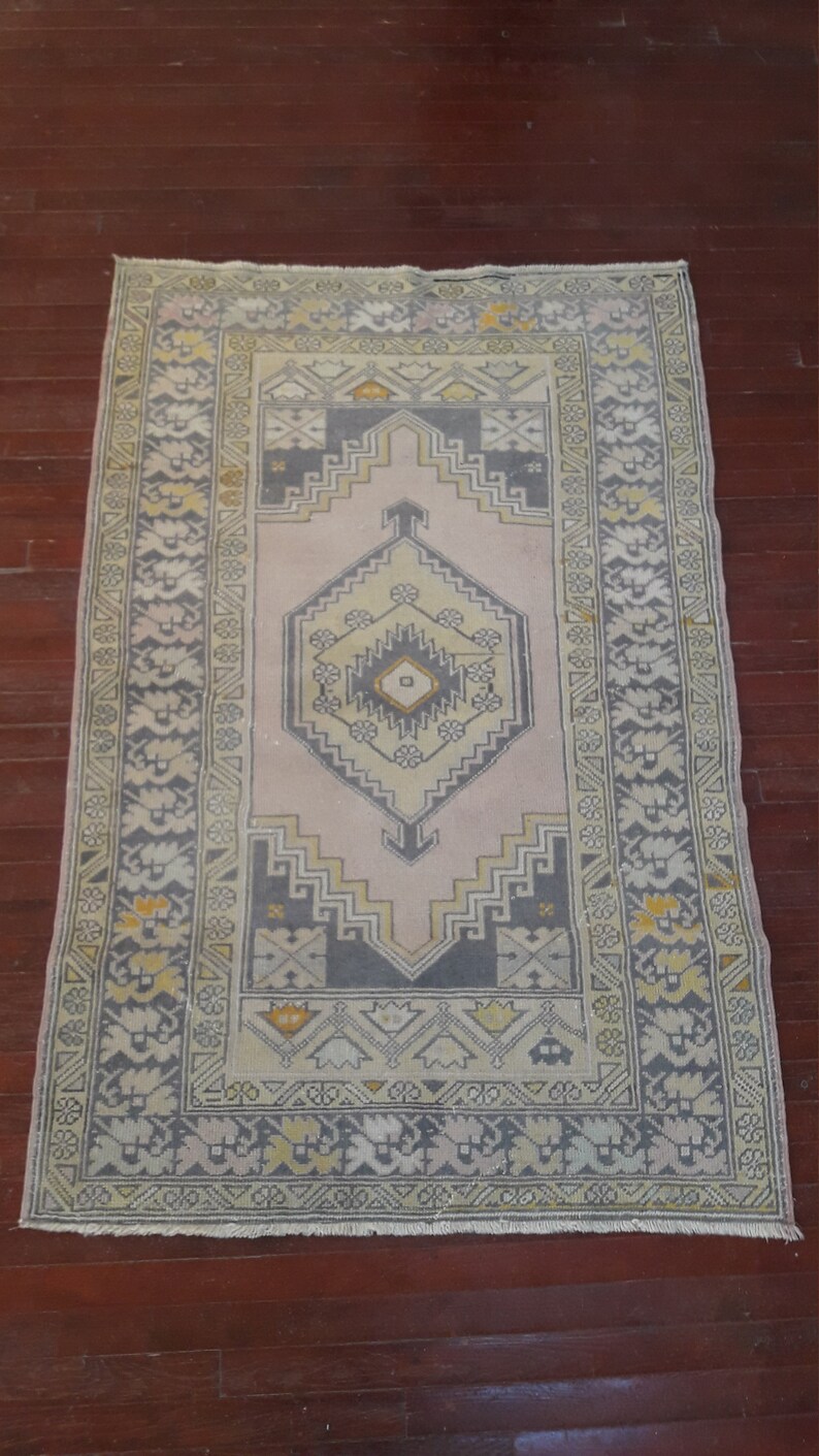 MEDIUM VINTAGE RUG About 3/'7 x 6 ft