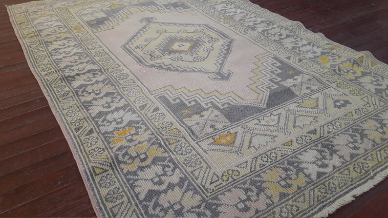 MEDIUM VINTAGE RUG About 3/'7 x 6 ft