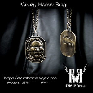 Puede incluir: Collar de plata con un colgante rectangular que presenta un retrato en relieve de Crazy Horse. La parte posterior del colgante está grabada con las palabras "Crazy Horse".