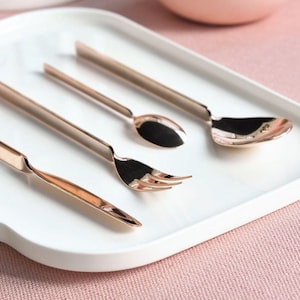 Elegant bestickset i rostfritt stål i guld: Modern minimalistisk design