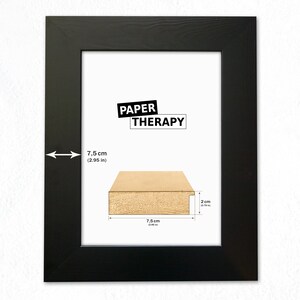 Puede incluir: Un marco de fotos negro con el texto "PAPER THERAPY". El marco mide 7,5 cm de ancho y 2 cm de profundidad. Las dimensiones del marco se muestran en cent&iacute;metros y pulgadas.