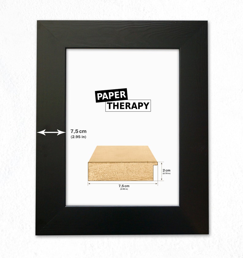 Puede incluir: Un marco de fotos negro con el texto "PAPER THERAPY". El marco mide 7,5 cm de ancho y 2 cm de profundidad. Las dimensiones del marco se muestran en cent&iacute;metros y pulgadas.