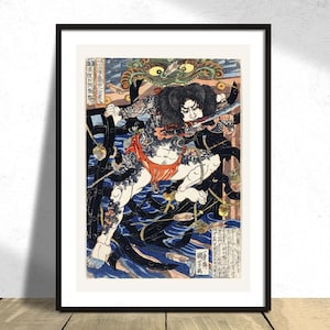 Può includere: Una stampa giapponese su legno che raffigura un guerriero pesantemente tatuato con una spada, circondato da acqua vorticosa e una creatura mostruosa. Il guerriero indossa un perizoma rosso e ha un'espressione feroce sul viso.