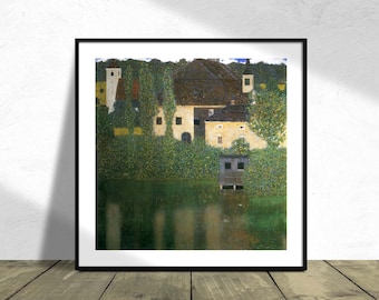 Puede incluir: Una pintura de un pueblo con casas y una iglesia junto a un lago. Las casas están pintadas en tonos de amarillo y blanco, y la iglesia tiene un alto campanario. El lago es de un color verde intenso, y los árboles que rodean el pueblo son de un verde vibrante.