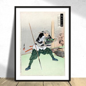 Könnte beinhalten: Ein japanischer Holzschnitt, der einen Samurai-Krieger in einem schwarzen und grünen Outfit zeigt, der ein Schwert und einen Speer hält. Der Krieger steht in einem Raum mit einem Holzboden und einem Fenster im Hintergrund. Der Druck ist mit "黒田 十四郎" in japanischen Schriftzeichen betitelt.