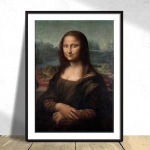 Könnte beinhalten: Eine gerahmte Reproduktion des berühmten Gemäldes Mona Lisa. Das Gemälde zeigt eine Frau mit einem sanften Lächeln, die ein dunkles Kleid trägt und vor einem hellen Hintergrund steht.