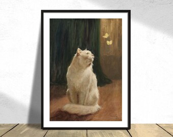 Op de afbeelding: Een witte kat met lange vacht zit op een bruine vloer en kijkt omhoog naar twee gele vlinders die in de lucht vliegen. De kat bevindt zich in een kamer met een groen gordijn en een bruine muur.