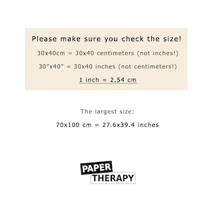 Puede incluir: Un fondo beige con texto sobre tallas, incluyendo conversiones entre pulgadas y cent&iacute;metros. El texto dice: "&iexcl;Aseg&uacute;rate de comprobar la talla!" y "La talla m&aacute;s grande: 70x100 cm = 27,6x39,4 pulgadas". El logotipo de Paper Therapy est&aacute; en la parte inferior.