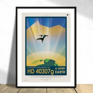 Puede incluir: Un póster de viaje de estilo retro con un esquema de color azul, verde y amarillo. Muestra a una persona haciendo paracaidismo hacia un planeta con el texto "EXPERIENCE THE GRAVITY OF HD 40307g A SUPER EARTH".