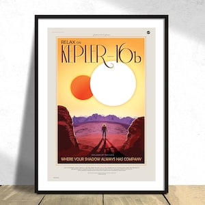 Könnte beinhalten: Ein Vintage-Reiseposter, das eine Reise nach Kepler-16b, einem Planeten mit zwei Sonnen, bewirbt. Das Poster zeigt eine rote und violette Landschaft mit einer einsamen Figur, die in der Mitte steht und zwei Schatten wirft. Der Text lautet "Entspannen Sie sich auf Kepler-16b, Das Land der Zwei Sonnen, Wo Ihr Schatten Immer Gesellschaft Hat."
