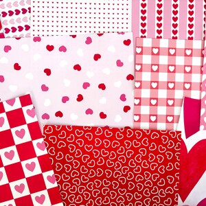 Puede incluir: Una colección de papeles estampados en tonos rojos y rosas, con motivos de corazones. Los diseños incluyen corazones dispersos, cuadros vichy, rayas y formas de corazón grandes, perfectos para San Valentín o manualidades románticas.