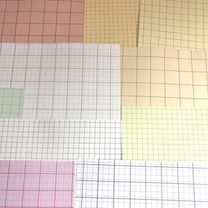 Può includere: Un assortimento di fogli di carta quadrettata in vari colori, tra cui rosa, beige, bianco e verde. Ogni foglio presenta un motivo a griglia con linee spaziate uniformemente, creando un layout visivo strutturato. Le carte sono disposte in una composizione a strati.