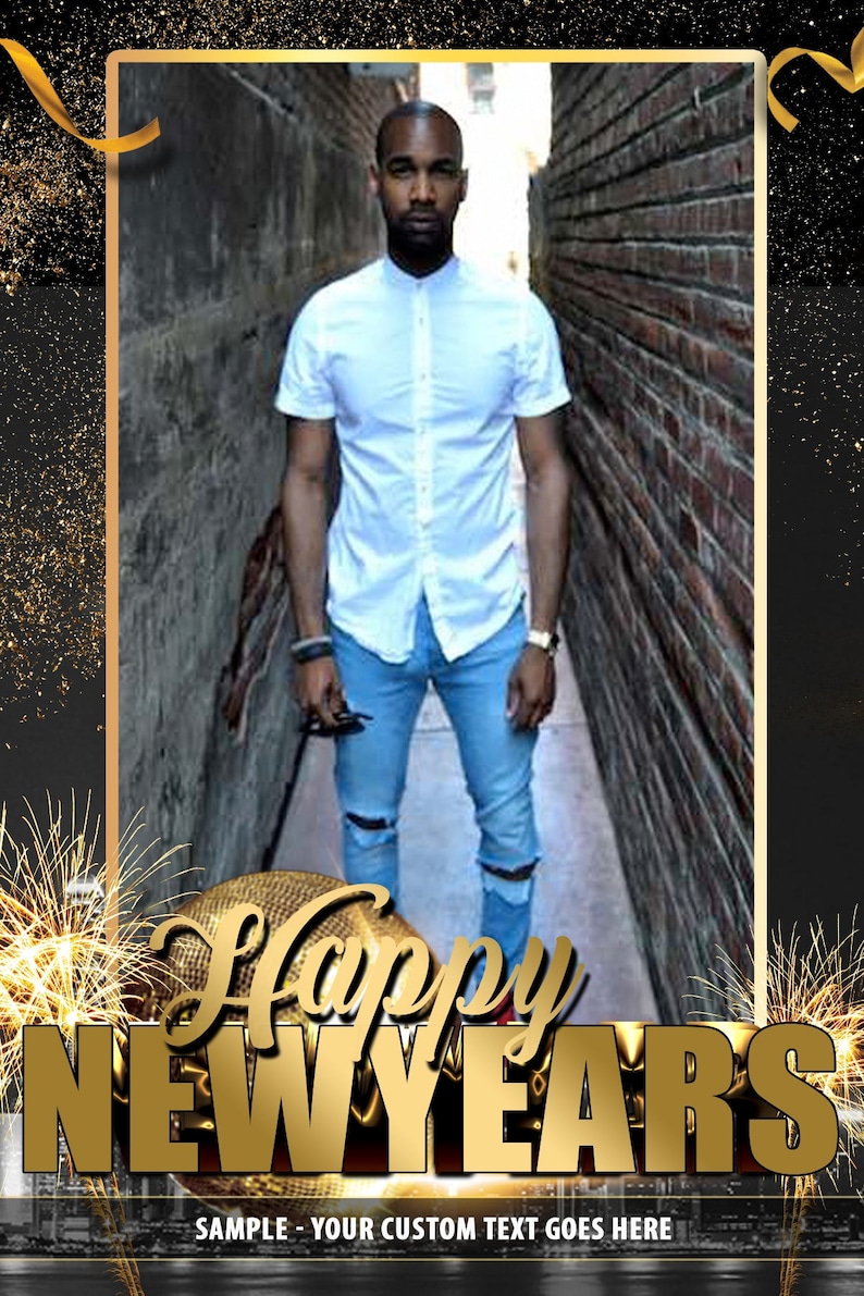 Puede incluir: Un hombre con una camisa blanca de botones y pantalones vaqueros azules se encuentra en un callej&oacute;n de ladrillos. El texto "Happy New Years" est&aacute; en letras doradas con un fondo de purpurina dorada.