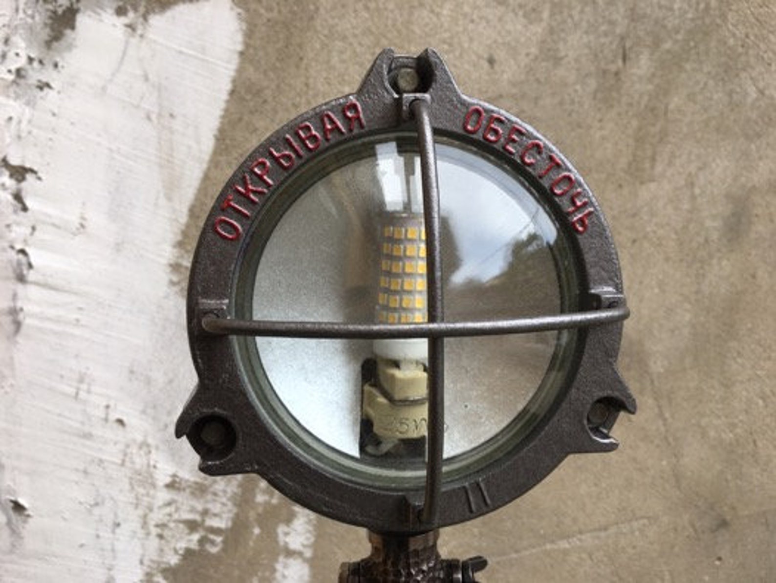 Einzigartige moderne Stehlampe auf einem Vintage Tripod Loft | Etsy