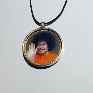 Handmade 92.5 Sterling Silver The Great Sant of India Blessing Satya Sai Baba Spiritual Photo Print Glass Framed Unique Charm Silver Pendant