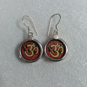 Dipinto a mano Settimo Chakra della Corona Om Yoga Arte in miniatura coperta da argento sterling 92,5 fatto a mano in vetro incorniciato bellissimo orecchino fatto a mano