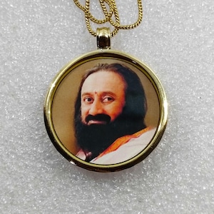 Stampa fotografica con cornice in vetro e ottone giallo fatta a mano, raffigurante il grande santo dell'India, il guru dello yoga Baba Rajneesh Osho e om, ciondolo spirituale reversibile in ottone.