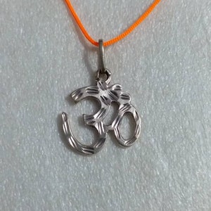 Handmade 92.5 Sterling Silver Hammered Hindu Deity Meditation Yoga Hari OM Pendant Necklace Locket Religious Silver Necklace