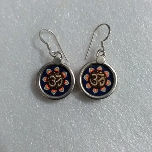 Dipinto a mano Settimo Chakra della Corona Om Yoga Arte in miniatura coperta da argento sterling 92,5 fatto a mano in vetro incorniciato bellissimo orecchino fatto a mano