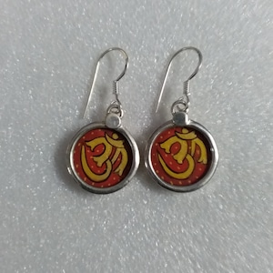Dipinto a mano Settimo Chakra della Corona Om Yoga Arte in miniatura coperta da argento sterling 92,5 fatto a mano in vetro incorniciato bellissimo orecchino fatto a mano