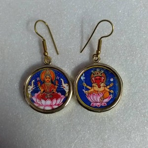 Orecchini Lakshmi Ganesha in ottone fatti a mano: stampa fotografica della divinità indù