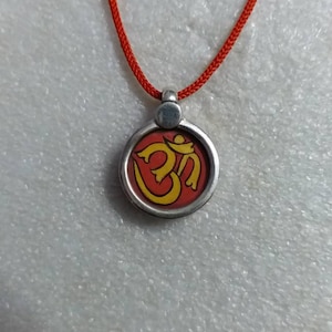 Dipinto indiano dipinto a mano in miniatura, dipinto a mano, coperto da collana con pendente HinduDeity Yoga Chakra om in argento sterling 92,5 con cornice in vetro