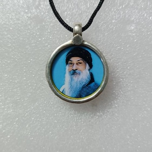 Collana con ciondolo piccolo con cornice in vetro e stampa fotografica spirituale del Grande Santo dell'India, realizzata a mano in argento sterling 92,5 con il Guru dello Yoga Rajnish Osho.