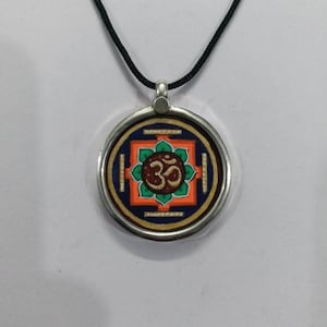 Meditazione dipinta a mano pittura in miniatura om 92,5 argento sterling incorniciato in vetro ciondolo fatto a mano gioielli d'arte collana medaglione religioso